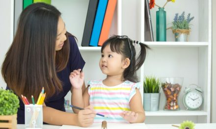 Daycare VS Pengasuh Di Rumah: Mana Yang Lebih Baik?