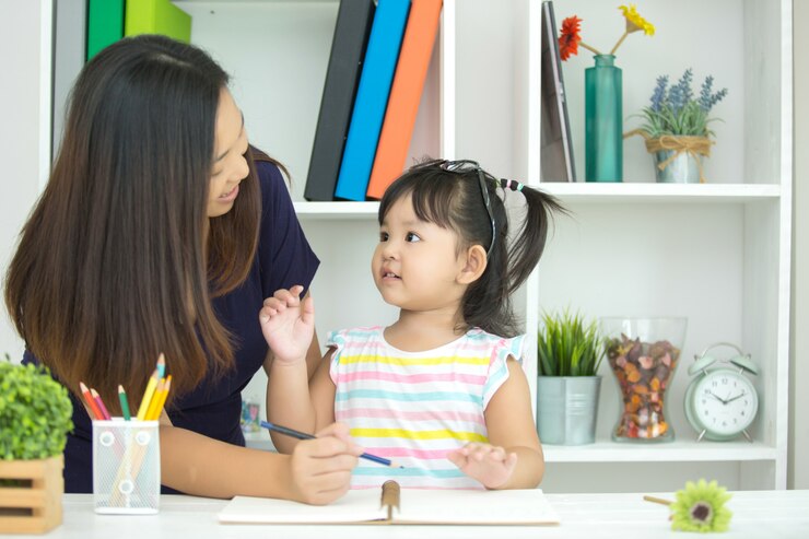 Daycare VS Pengasuh Di Rumah: Mana Yang Lebih Baik?